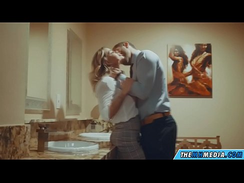 ❤️ Nigbati bilondi ti oyan ba tan ọ ni yara isinmi ti gbogbo eniyan ️ Ohun onihoho didara ☑